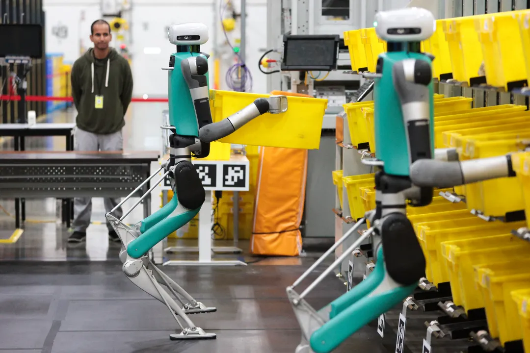 Amazon’s Next Big Shift: Automate Most Warehouses, Sidestep Hundreds of Thousands of Hires