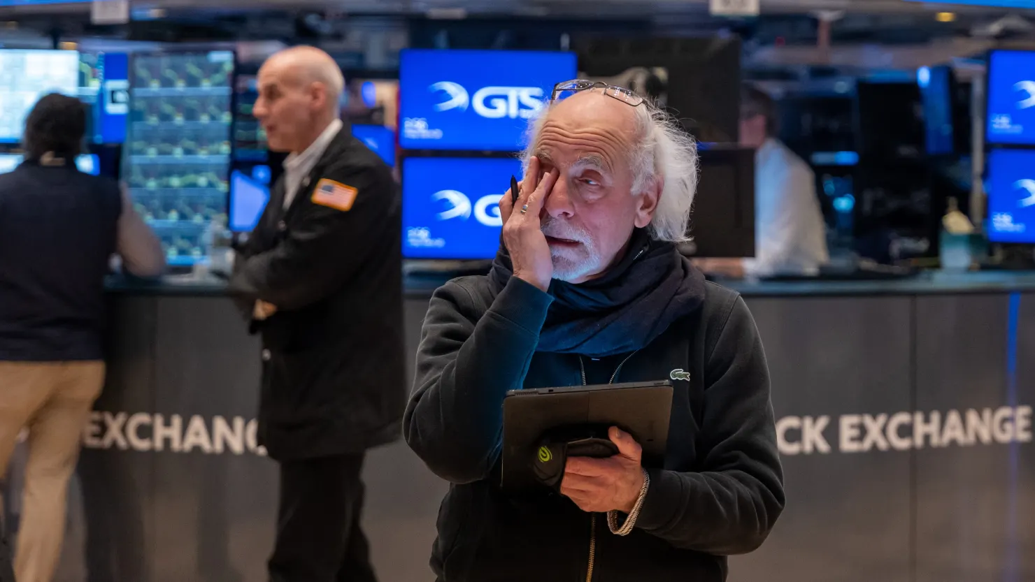 Tech Jitters Knock Dow 300 Points Lower as Bitcoin Briefly Slips Under $90,000