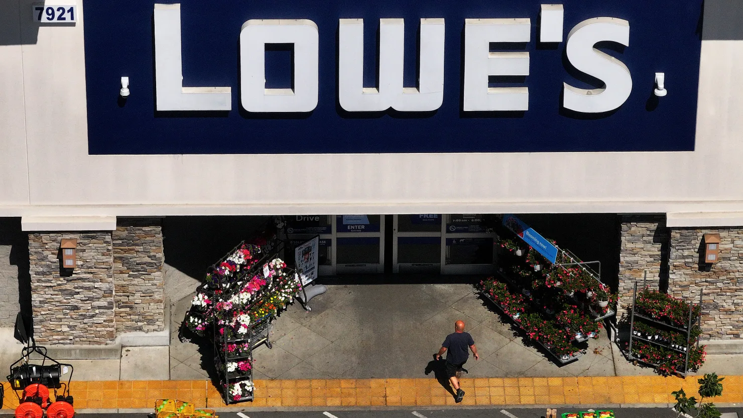 Lowe’s Lifts Sales but Trims Profit Forecast as Shaky Economy Hits Big Projects