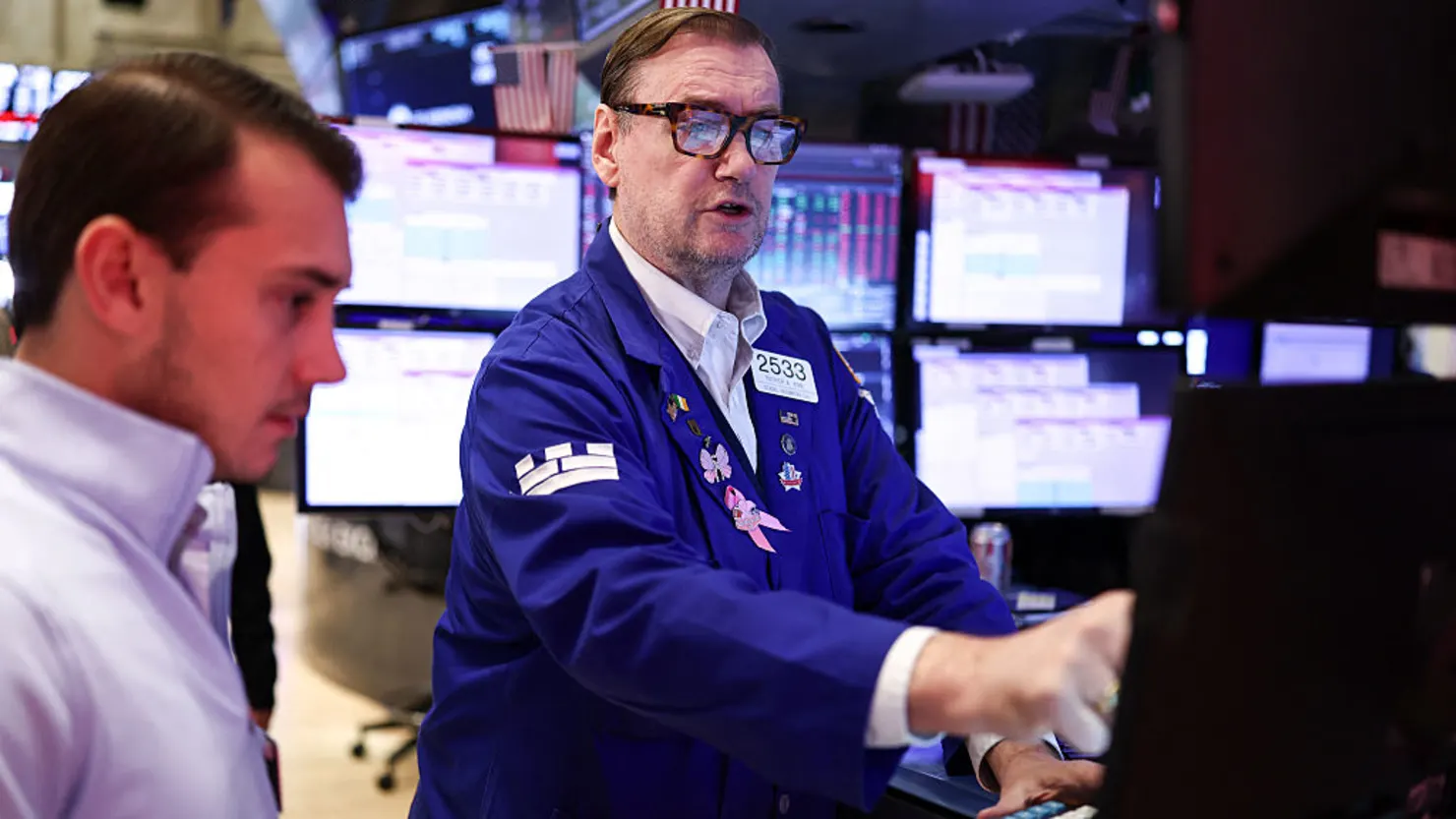 Wall Street Tiptoes Into the Weekend as Tech Rebounds and Fed Doubts Linger