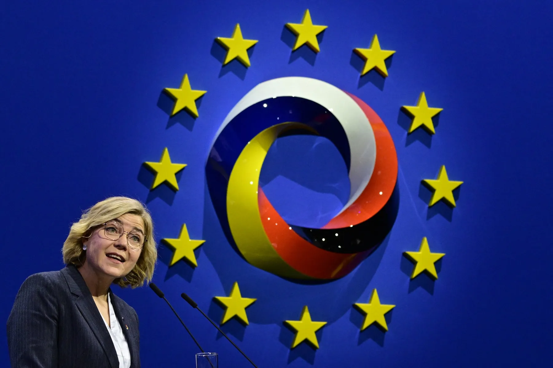 Under Pressure, EU Loosens Grip on Privacy and AI Rules