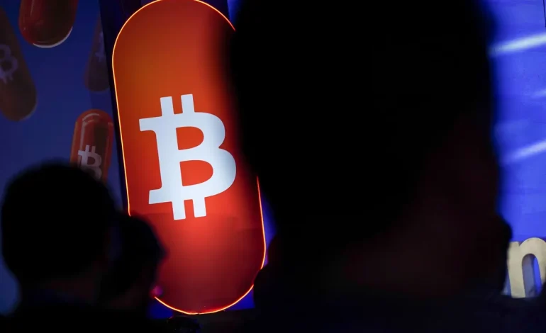 Bitcoin’s Slide Deepens as Cash Dries Up and Big Buyers Step Back