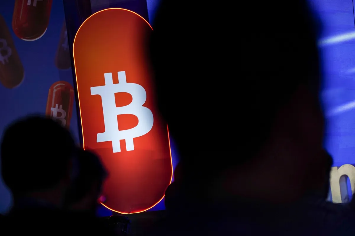 Bitcoin’s Slide Deepens as Cash Dries Up and Big Buyers Step Back