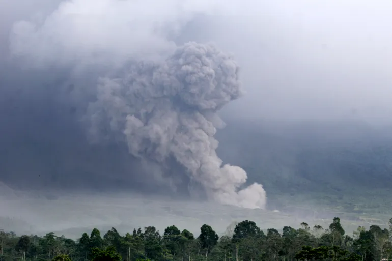 Indonesia’s Semeru Volcano Erupts Again, Triggering Pyroclastic Flows and Highest Alert Level