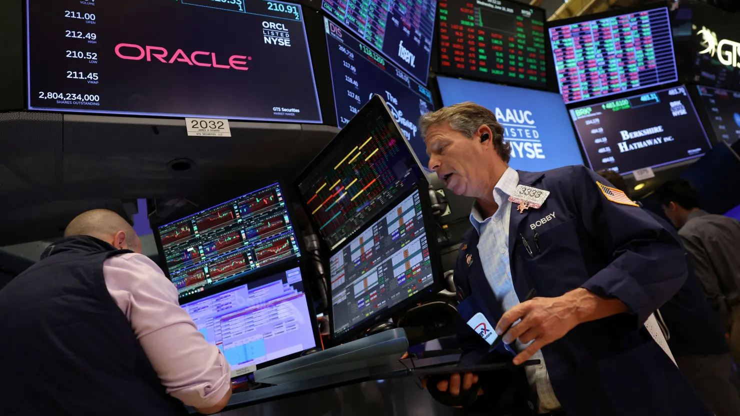 Dow Soars 500 Points as Investors Flee AI Stocks After Oracle Stumbles