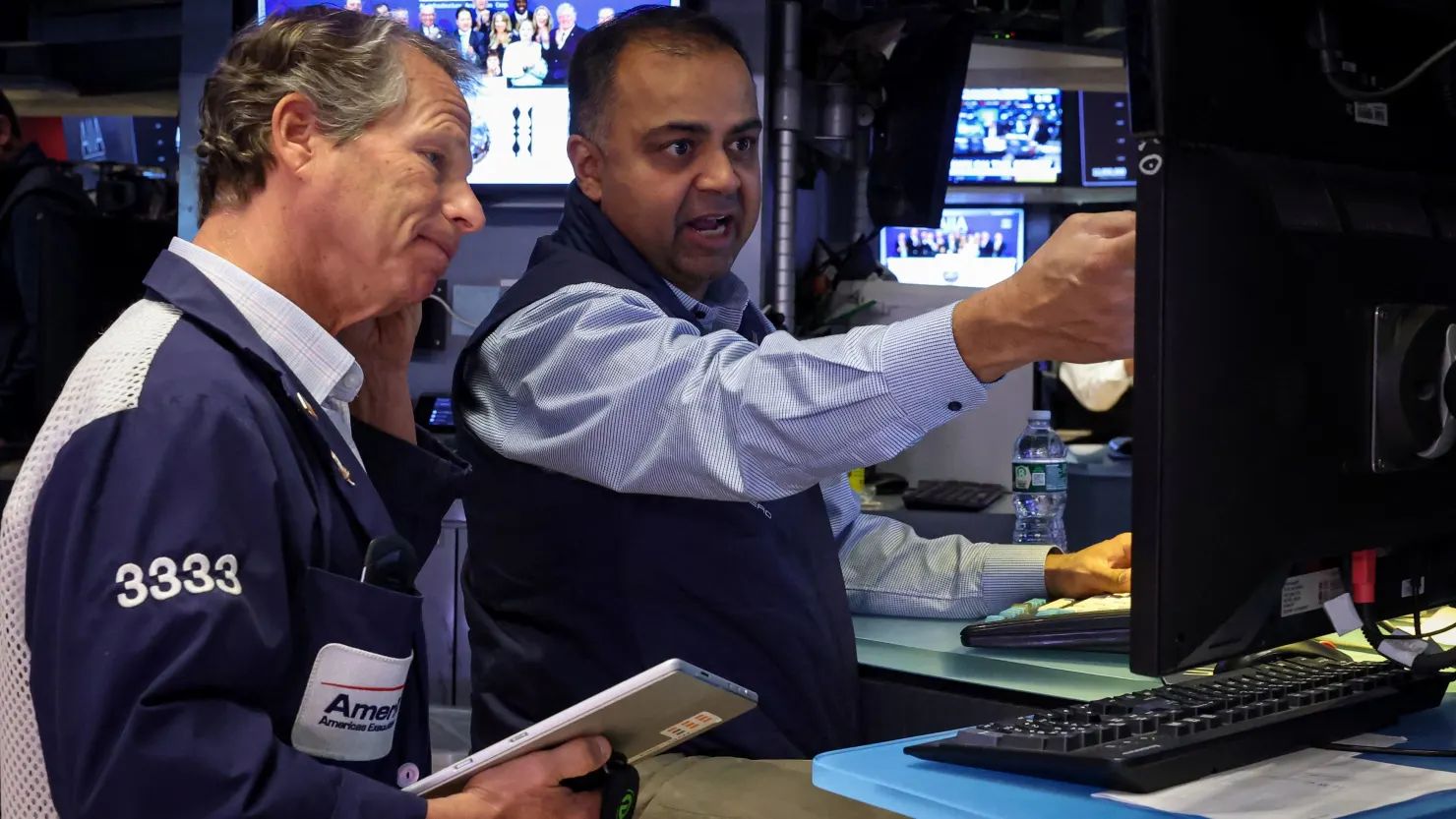 Tech Pullback Drags Stocks Lower as Oracle and Broadcom Lead Nasdaq Slide