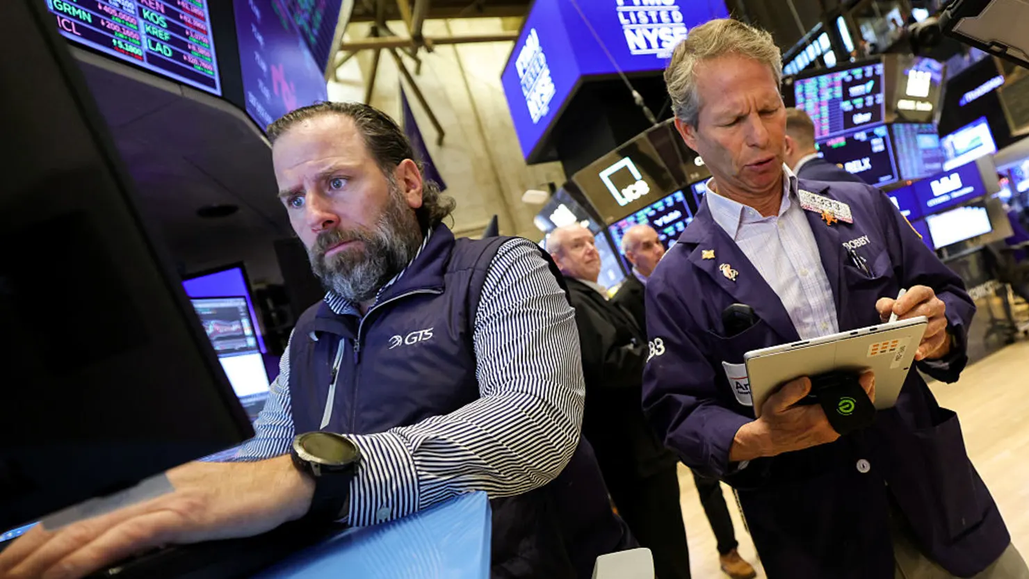 Dow Climbs as Wall Street Shrugs off Soft Jobs Report and Microsoft Stumble