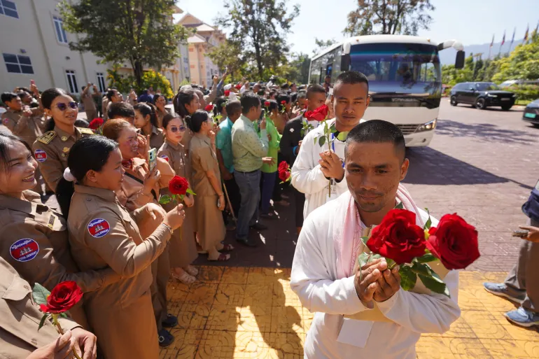 Thailand releases 18 Cambodian POWs as ceasefire inches forward