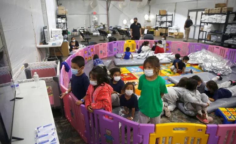 US held migrant children far beyond legal limit, filings reveal