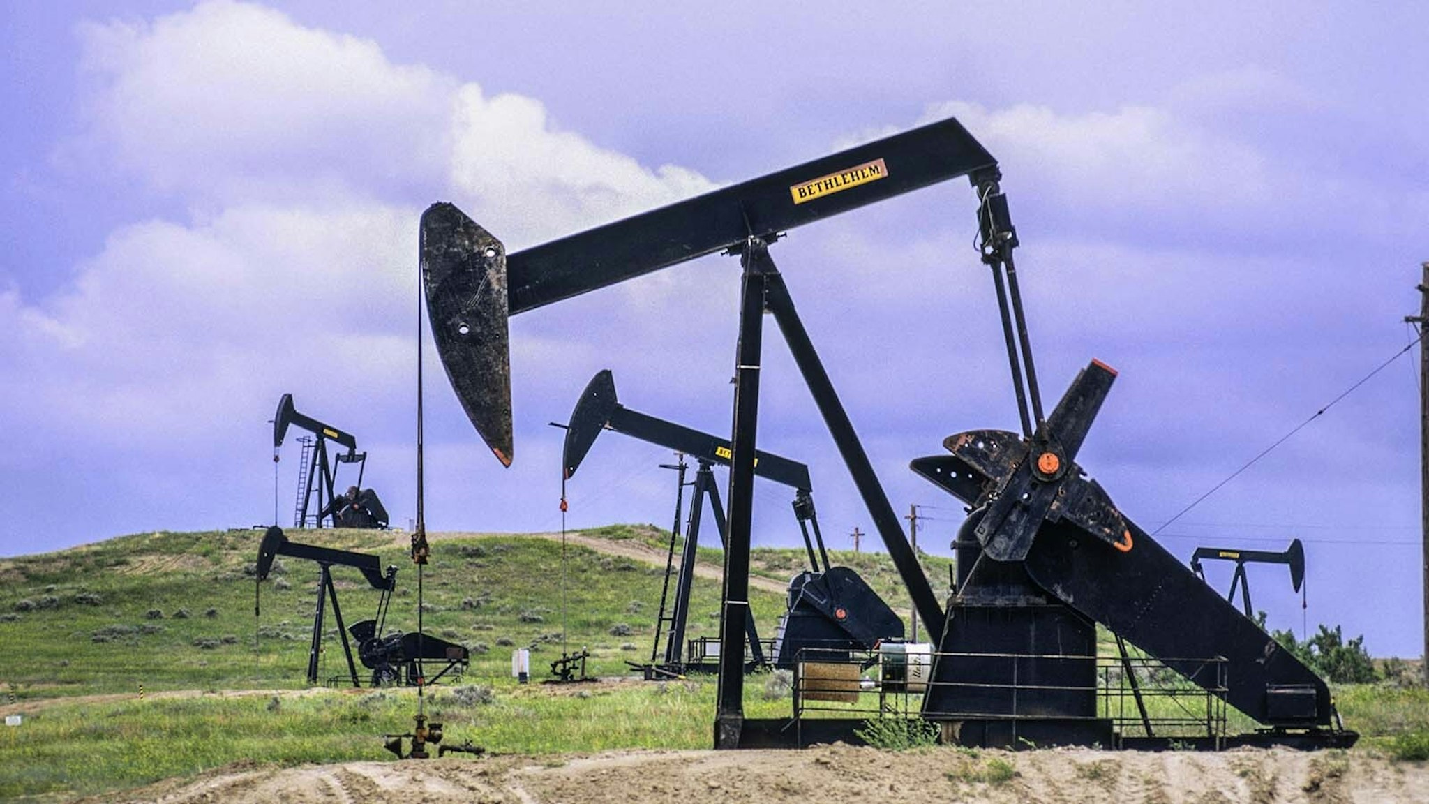 Wyoming Oil Producers Get a Bonding Deadline Reprieve — and They’re Calling It a Christmas Gift