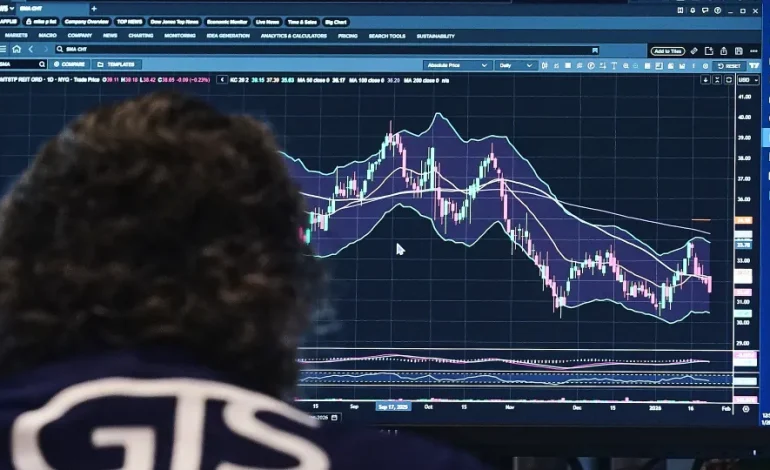 Stocks Mix It Up: S&P and Nasdaq Climb as Earnings Roll In