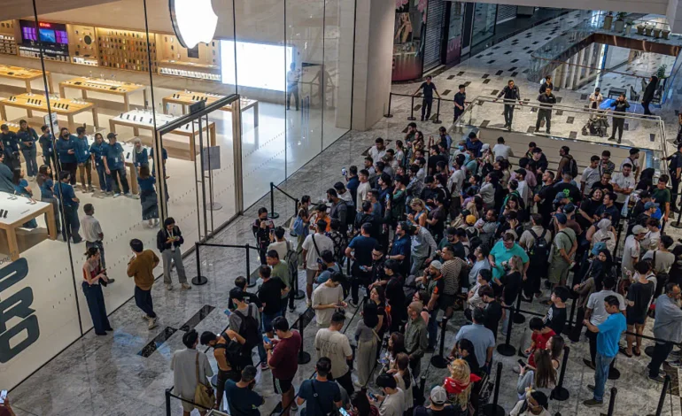 Global Smartphone Market Braces for Record Drop Amid Memory Crunch