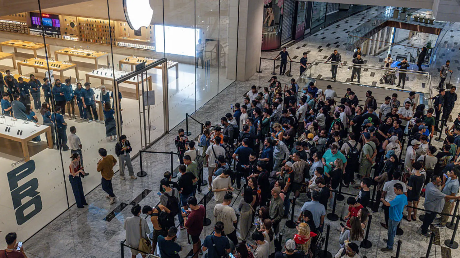 Global Smartphone Market Braces for Record Drop Amid Memory Crunch