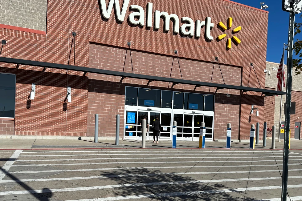 Big Discounts, Small Certainty: Walmart’s Strong Quarter and a Cautious Road Ahead