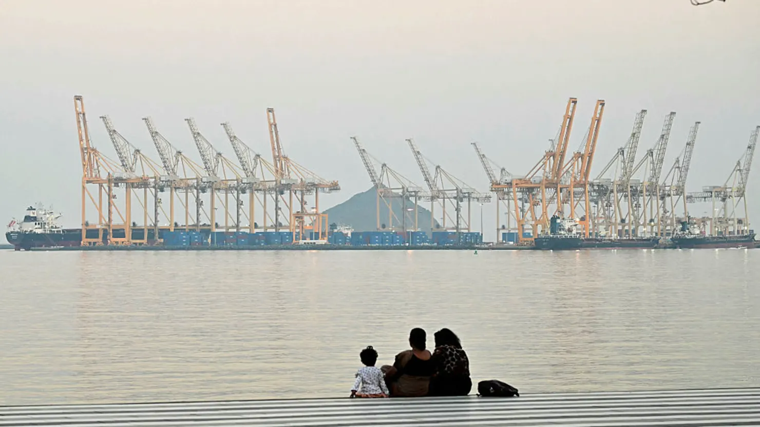 IEA Floats Record Oil-Stock Release as Japan Prepares its Own Tap