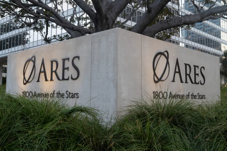 Investors Rush for the Exit as Ares and Apollo Clamp Down on Private Credit Funds