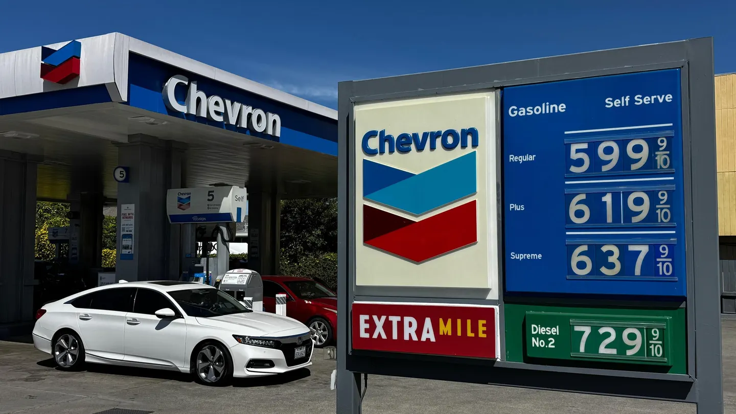 Americans turn sharply pessimistic as war fears push confidence to historic low