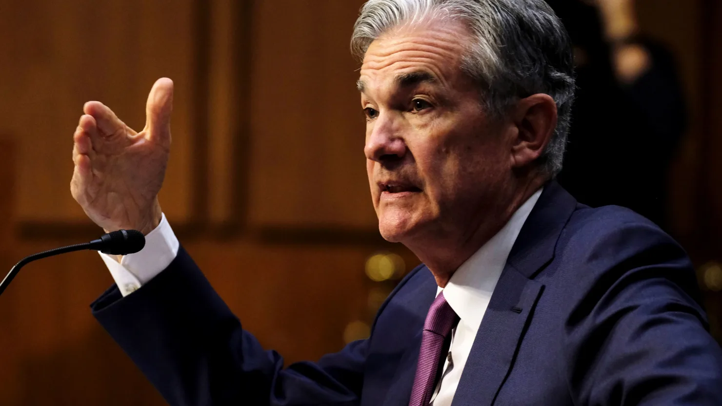 Fed Set to Hold Rates as Powell Nears Exit and War Clouds Outlook