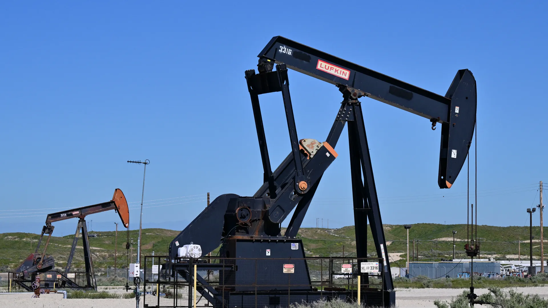 Oil Jumps, Then Wobbles, as Trump Escalates Iran Threats and Talks Emerge