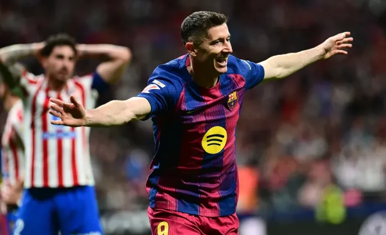 Lewandowski seals late win as Barca tighten grip on La Liga