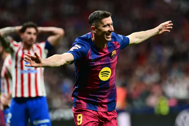 Lewandowski seals late win as Barca tighten grip on La Liga