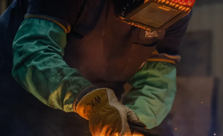 US Economy Keeps Growing at 2% Pace, but Rising Oil Prices from Iran Conflict Start to Bite