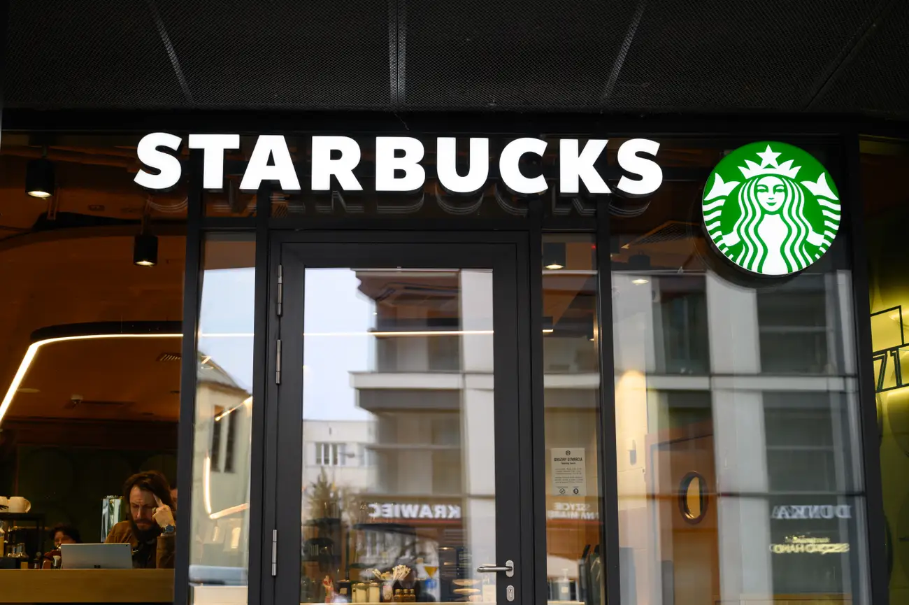 Starbucks Bets on Baristas With Bonuses, Tips, and Faster Pay