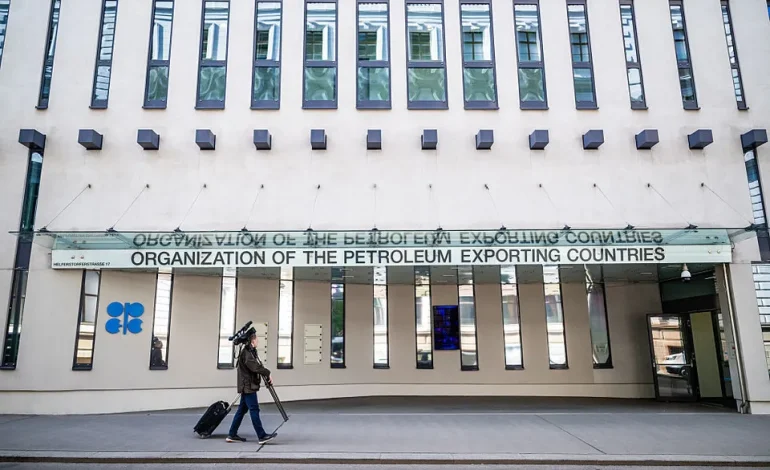 Russia Shrugs Off UAE Exit, Says OPEC+ Isn’t Cracking – and Prices Won’t Spiral Into War