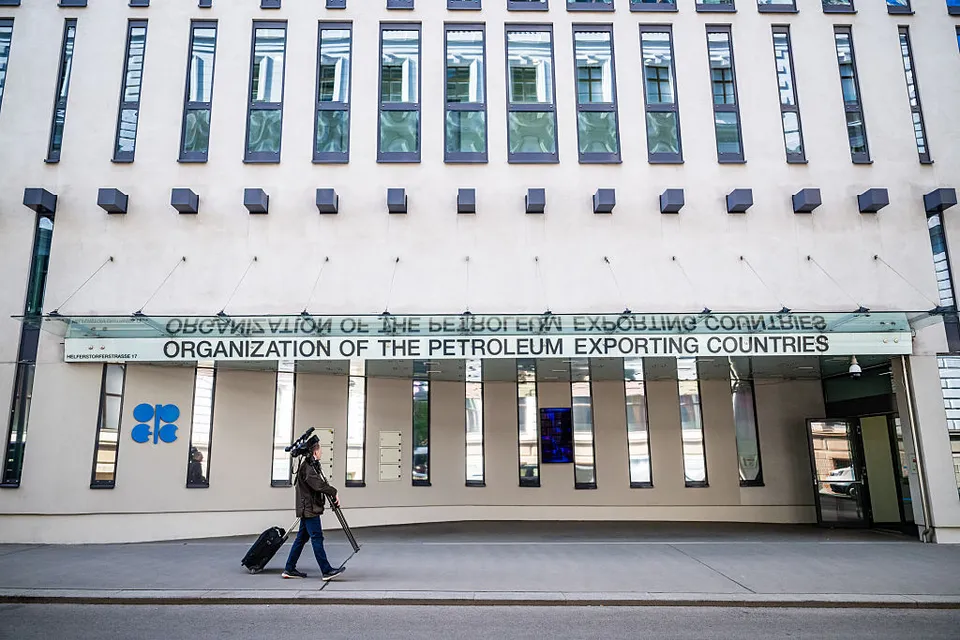 Russia Shrugs Off UAE Exit, Says OPEC+ Isn’t Cracking – and Prices Won’t Spiral Into War