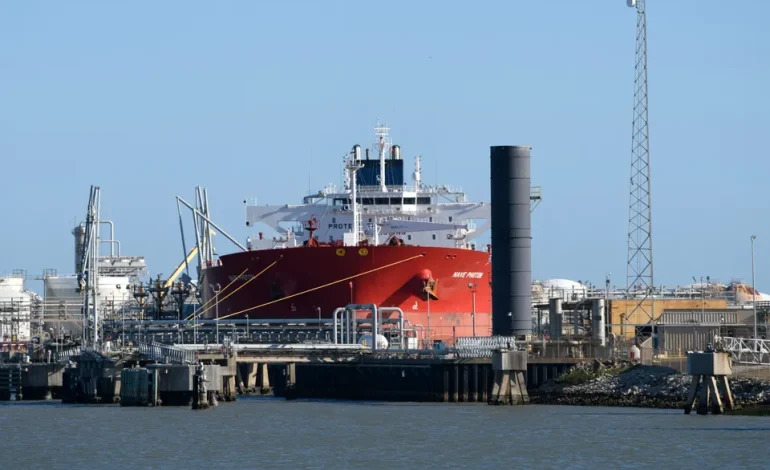 US Keeps Shipping Loophole Open as Oil Shock Pushes Prices Higher