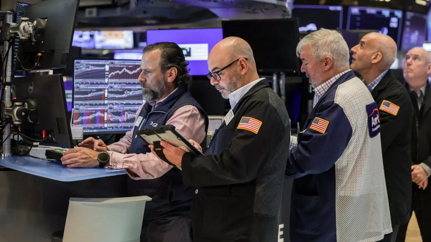 Dow Sets Fresh Record as Oil Slides and Wall Street Takes a Breather