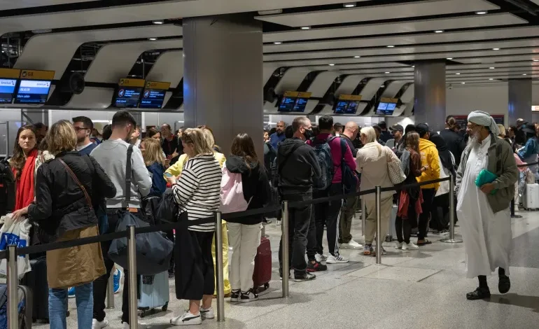 UK Migration Drop Sharpens Labour’s Border Balancing Act