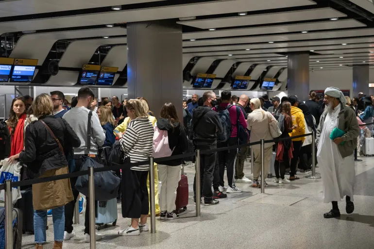 UK Migration Drop Sharpens Labour’s Border Balancing Act